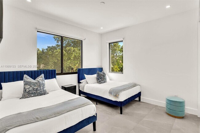 Building Photo - 2100 Miami Rd