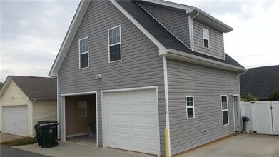 Building Photo - 9418 Glenashley Dr