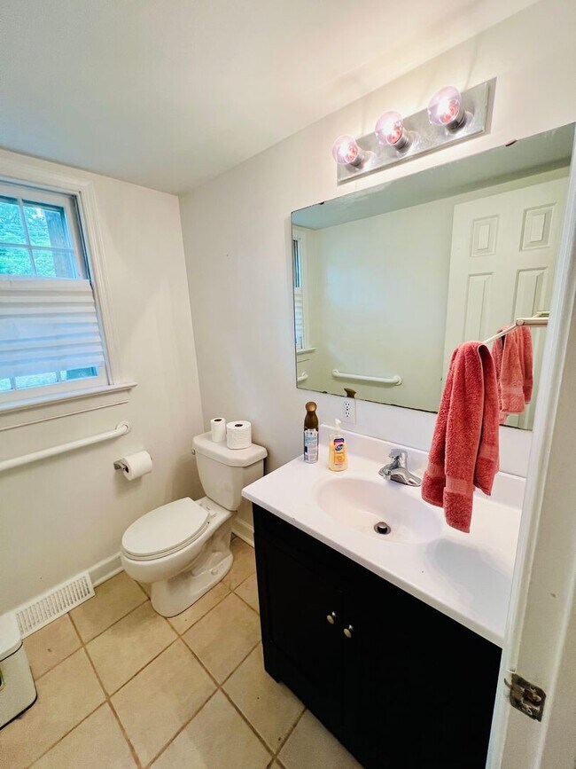 Building Photo - Charming 4bdrm/2.5bth Home with Ample Space and Modern Amenities