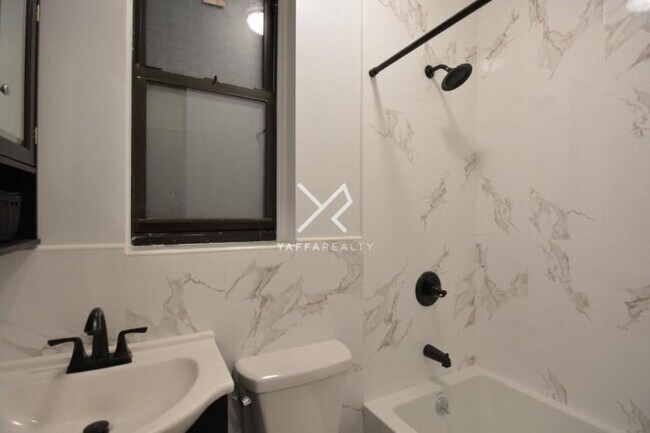Building Photo - 2 bedroom in Flushing NY 11385