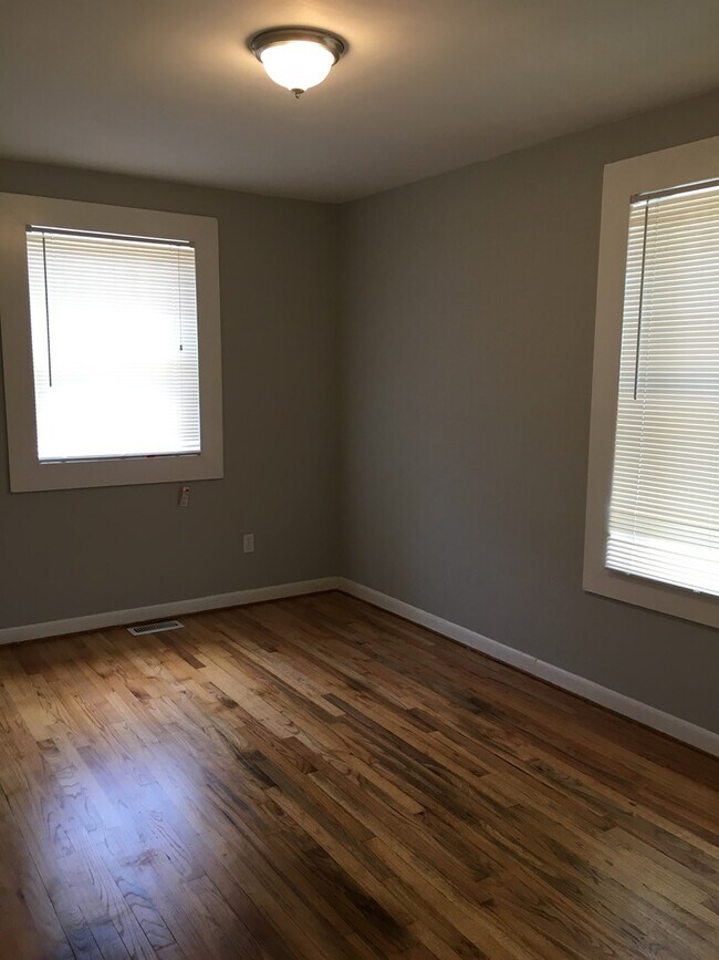 Building Photo - Adorable 3 Bedroom, 2 Bath Ranch  Near Donaldson Center!!