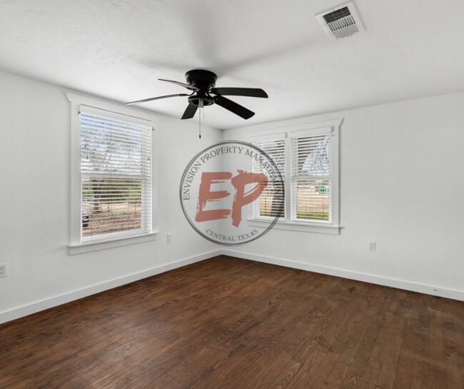 Building Photo - 511 N Aspen St
