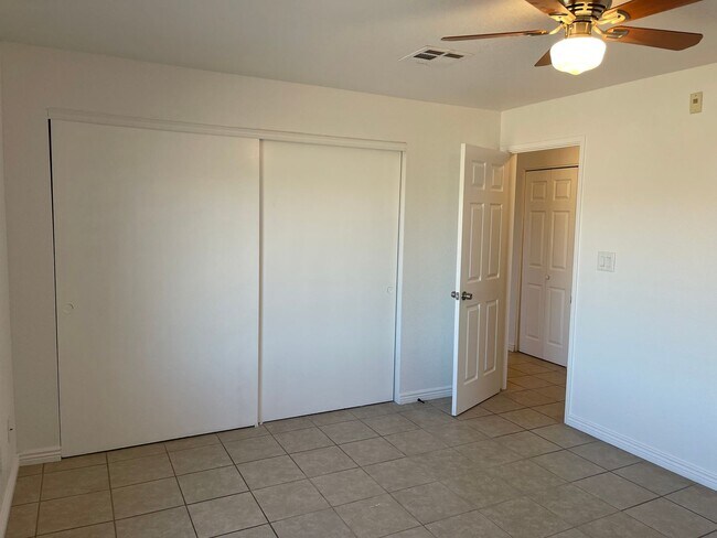 Building Photo - 2nd Floor condo For Rent