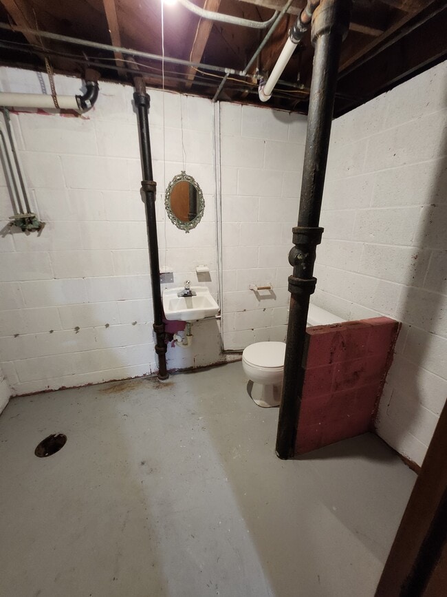 Building Photo - 2116 W Kettelle St