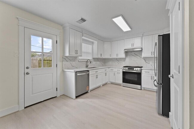 Building Photo - 1430 Suffield Ct