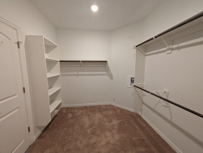 Building Photo - 4/2.5/2 with Large Game Room / Near Gruene...