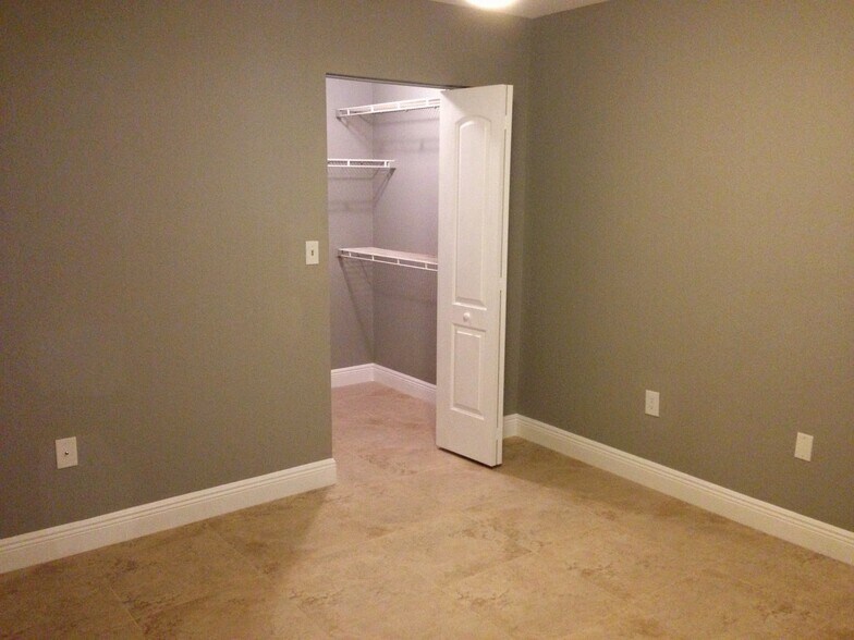 Building Photo - 2850 N Oakland Forest Dr