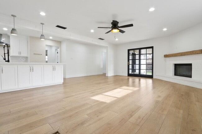 Building Photo - 3 bed 2 bath remodeled home features rustic charm blended with contemporary elegance