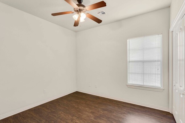 Building Photo - 1/2 OFF FIRST MONTH RENT - 3 bed, 2 bath C...