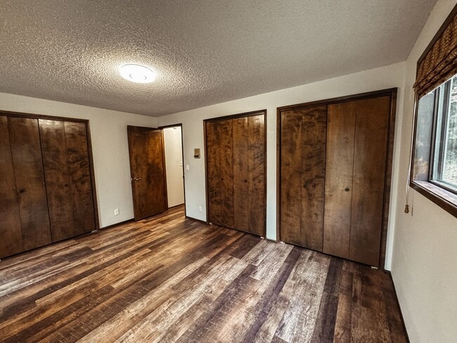 Building Photo - Elaborate 4 Bedroom 3 Bathroom Retreat in ...