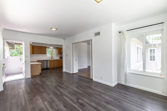 Building Photo - 1290 Clubhouse Dr