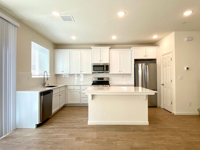 Building Photo - $2,350 Clinton & Armstrong, 4 Bed, Gated Community Pool & Solar - E Riesling Dr, Fresno