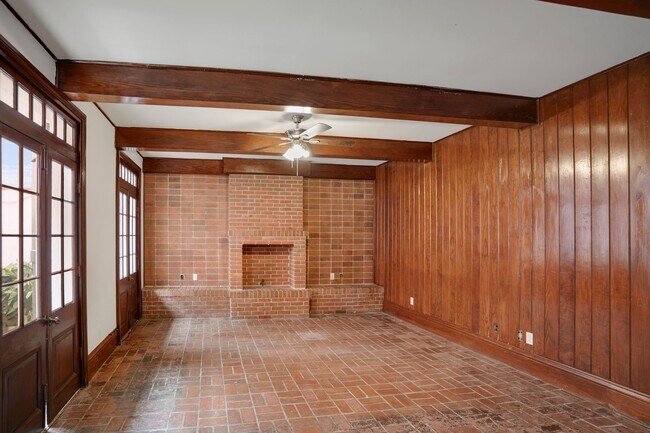 Building Photo - 401 Burgundy St