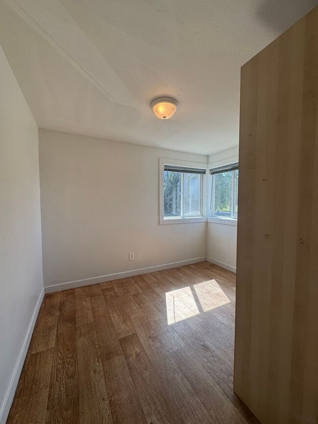 Building Photo - PET FRIENDLY FULLY FENCED