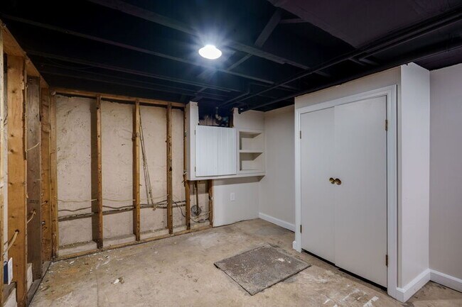 Building Photo - 2634 Wayland Ave