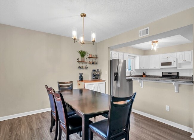 Building Photo - Home in Cedar Ridge