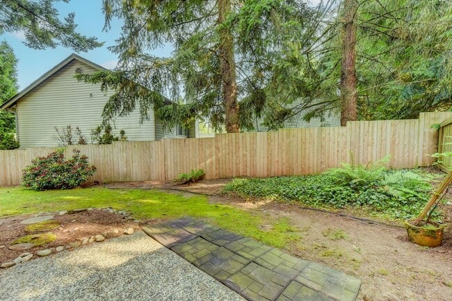Building Photo - Renovated Townhome