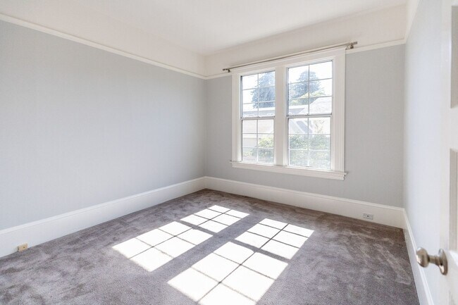 Building Photo - Large updated 2 bedroom, walk to Downtown,...