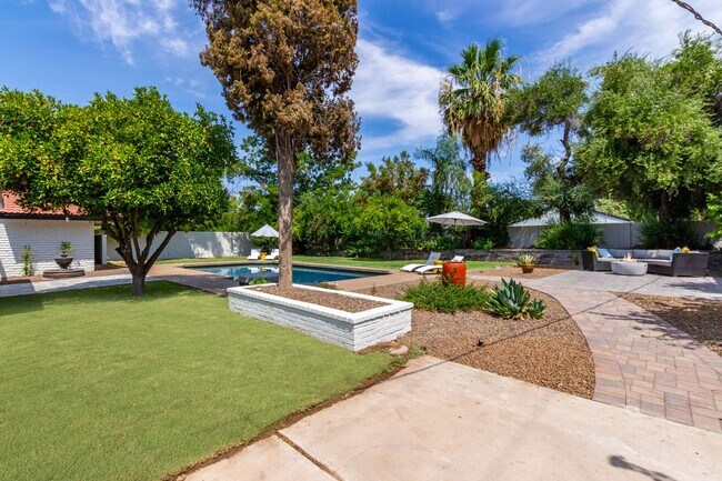 Building Photo - 5 Bedroom 3 Bathroom Phoenix Home