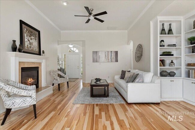 Building Photo - Stunning Home Near Warm Springs!