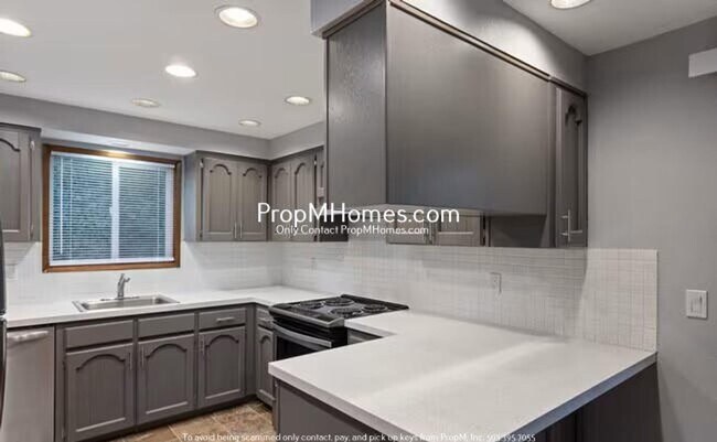 Building Photo - Spacious Three Bedroom Home in Milwaukie!
