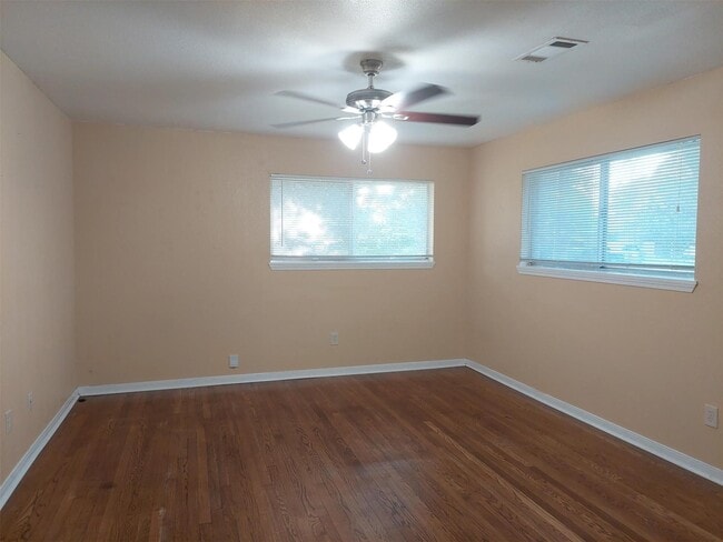 Building Photo - 1401 Glenmore Dr