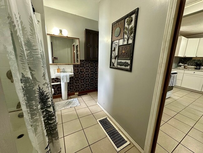 Building Photo - 1 bedroom, 1 bathroom home for rent in Wat...