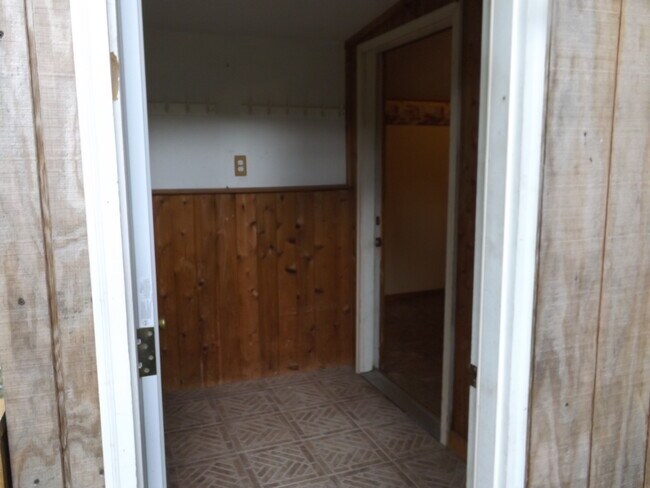 Entrance / Mudroom - 55 Deer Path Rd