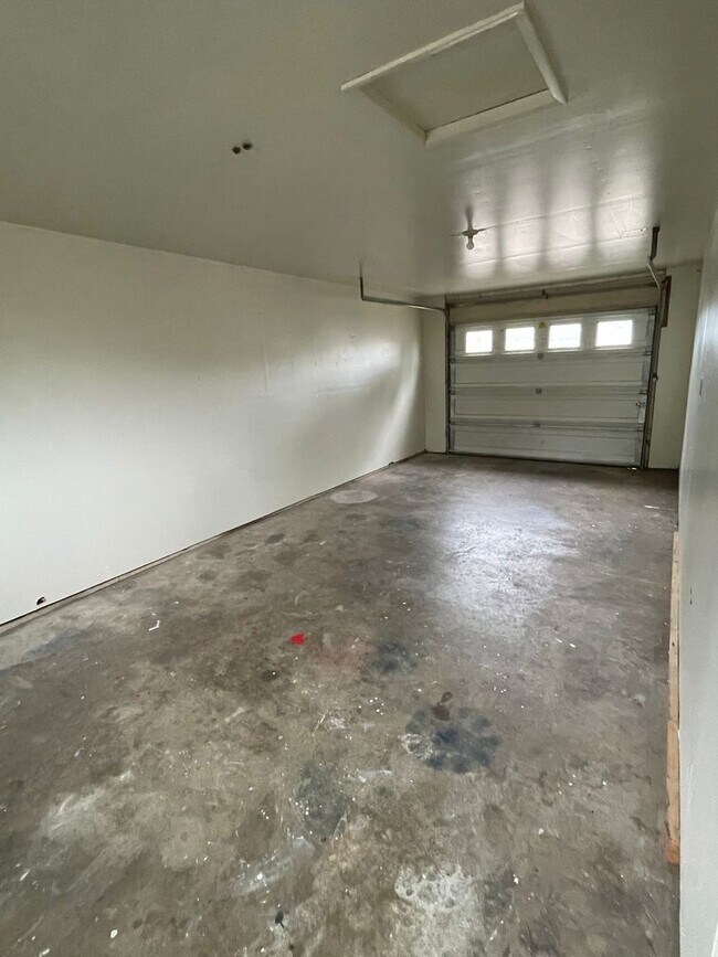 Building Photo - 2081