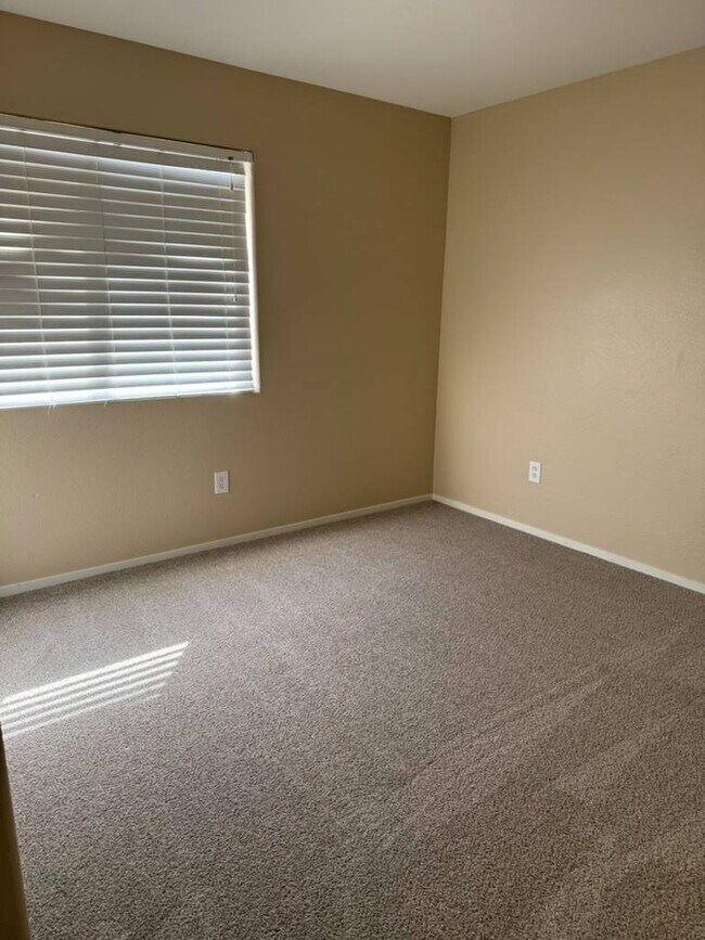 Building Photo - 2228 Cambridge Elms St