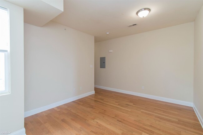 Building Photo - 3 br, 2 bath Triplex - 1813 N 18TH ST Unit...