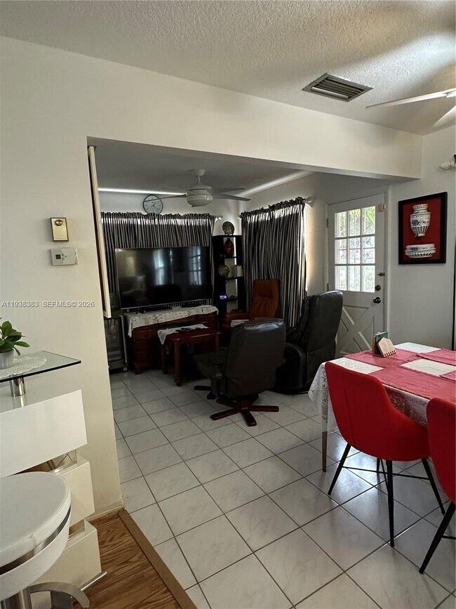 Building Photo - 2420 Park Ln