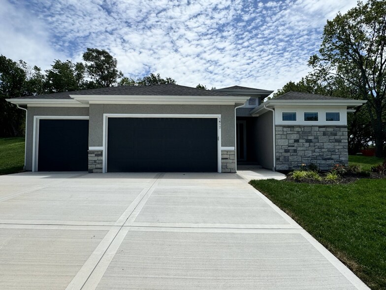 Primary Photo - 1617 SW Hedgewood Ln