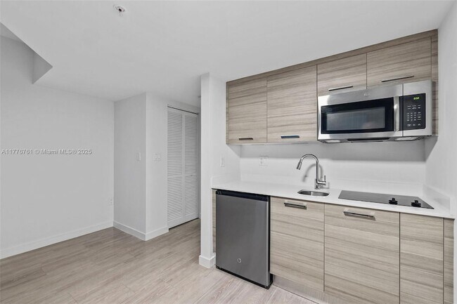 Building Photo - 1756 N Bayshore Dr