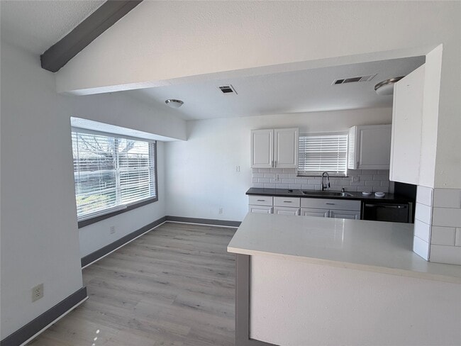 Building Photo - 9750 Guest St