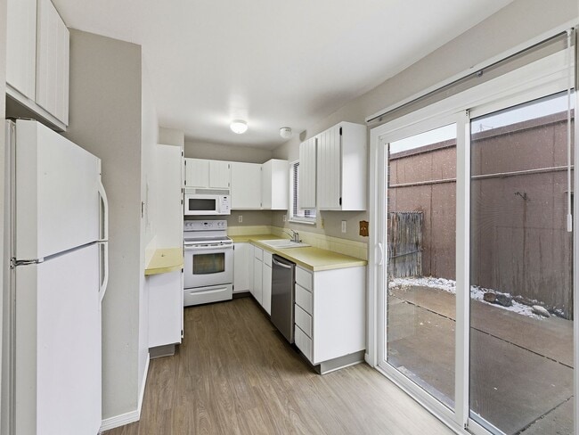 Building Photo - Spacious 2 Bed Condo W/ Bonus Basement Room, Fireplace & Garage Available NOW!