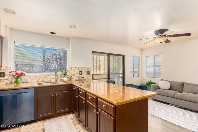 Building Photo - 10472 N Fair Mountain Dr