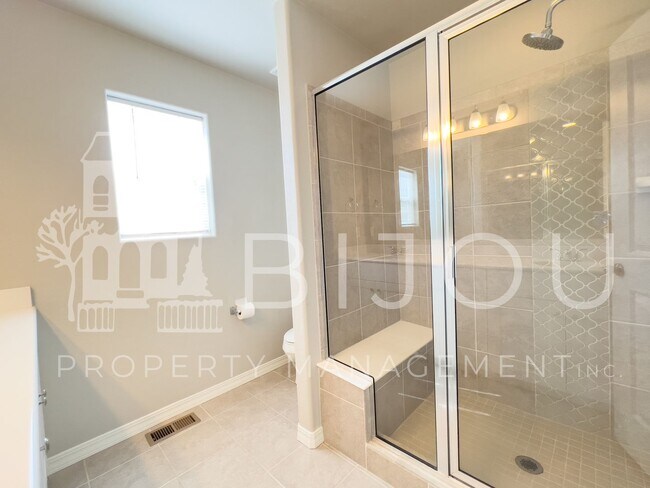 Building Photo - Beautiful Townhome across from Cumbre Vist...