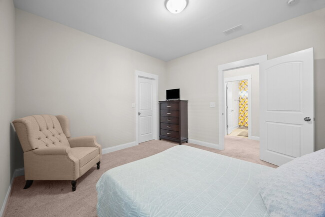 Building Photo - Fully Furnished 3BR Retreat in Riverwalk | Office + Screened Patio