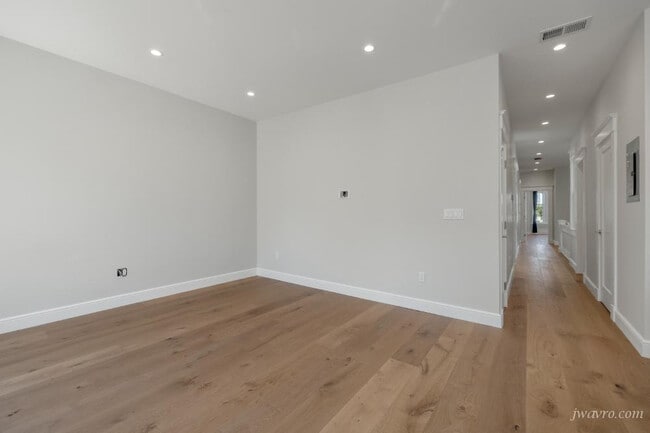 Building Photo - 439 Oak St