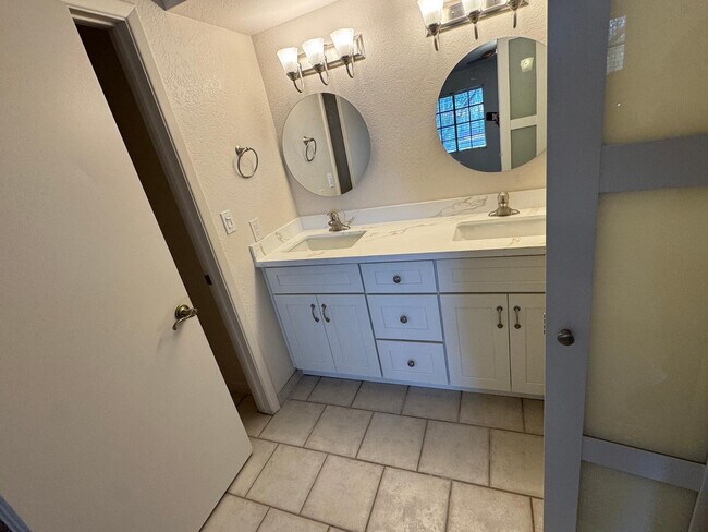 Building Photo - 8625 E Belleview Pl