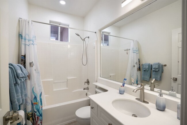 Building Photo - Furnished Rental 3BR/2.5 BA Charming 3 Lev...