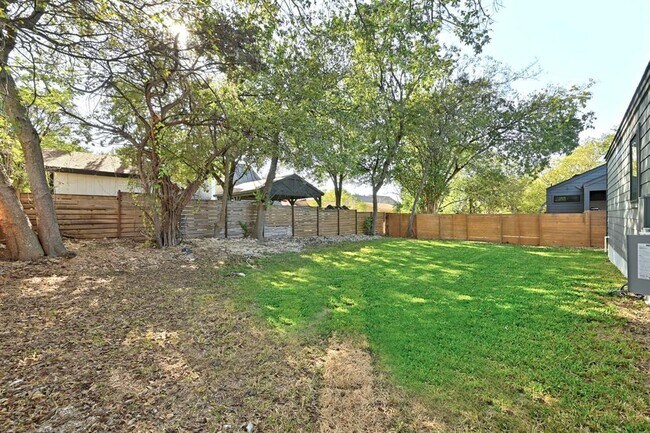Building Photo - 503 Thelma Dr