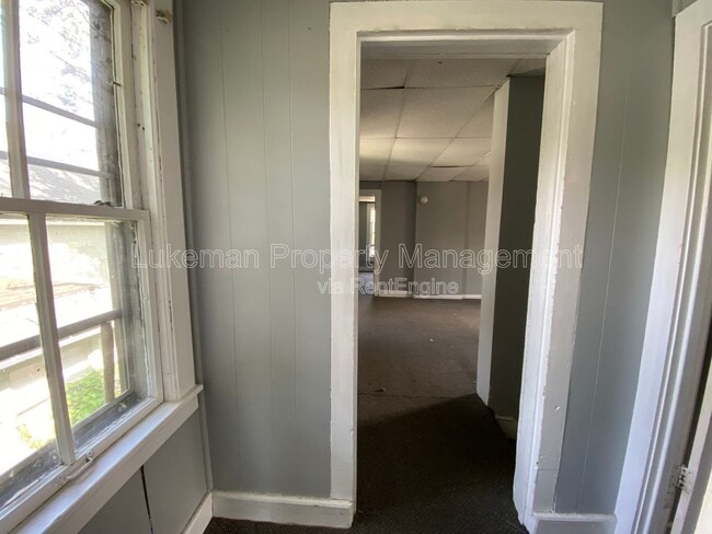 Building Photo - 827 W Cedar St