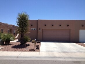 Building Photo - Nice townhome located off Foothills and Telshor.