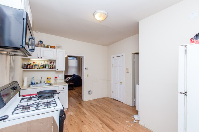 Building Photo - Wicker Park 1bed/1bath in AMAZING LOCATION! Internet & Laundry Included!