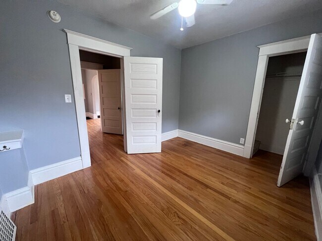 Building Photo - Large 3 Bedroom Duplex with Washer/Dryer - Water included!