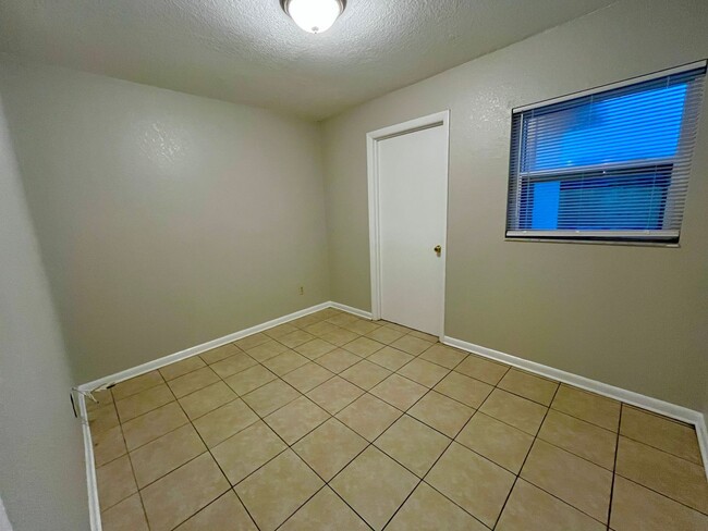 Building Photo - ***Rent Special - 50% off of First Month's...