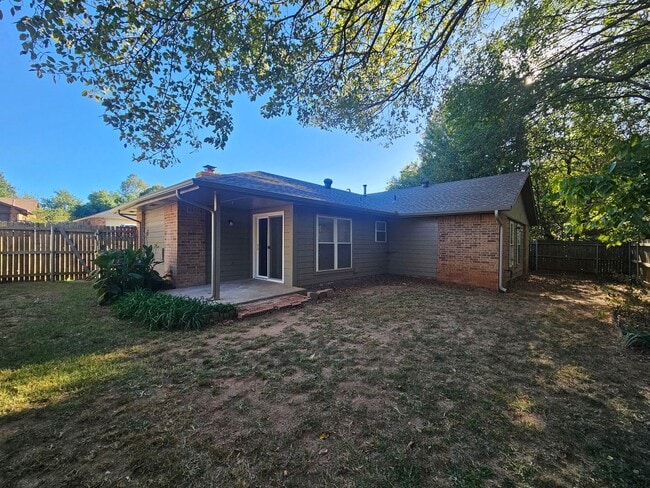 Building Photo - (3) Bed/(1.5) Bath in Noble Avail NOW!