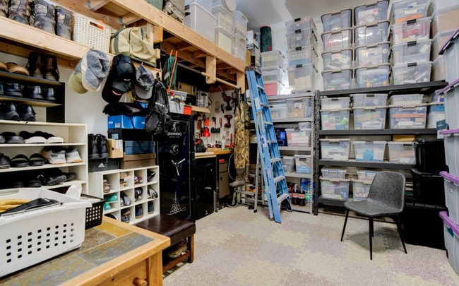 Building Photo - 4 bed/4bath, 5000sqft, adult home? Sober living? Barton Park!